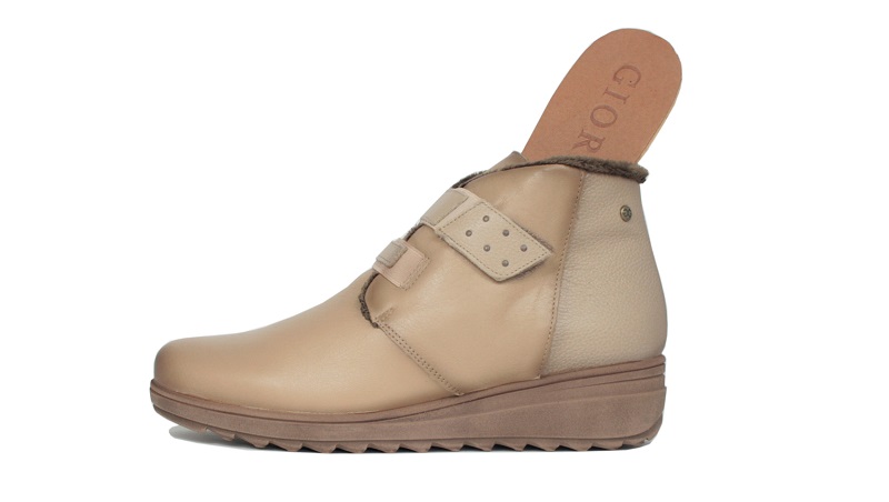 Botines color taupe con forro interior de pelo