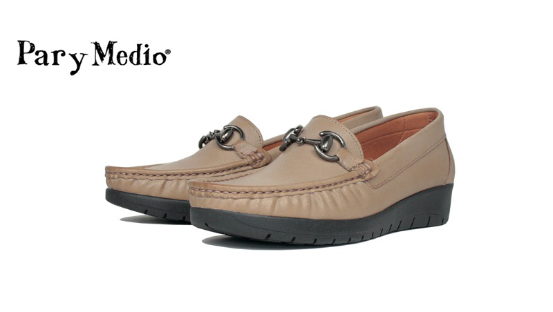 Mocasines de piel color taupe con el piso oscuro