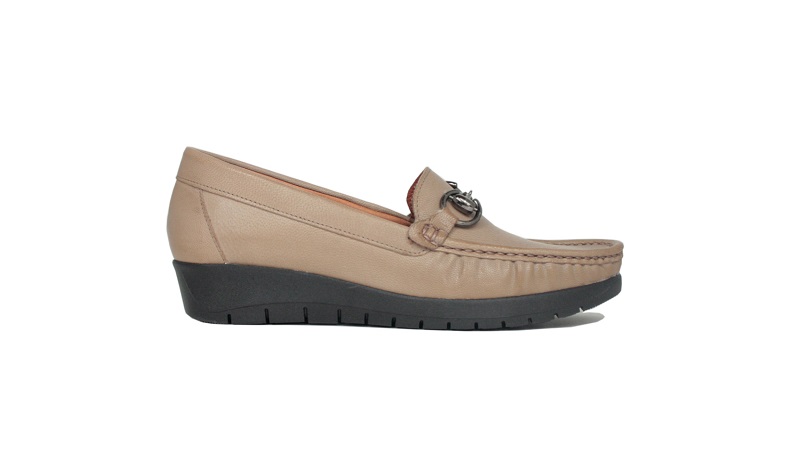 Mocasines de piel color taupe con el piso oscuro