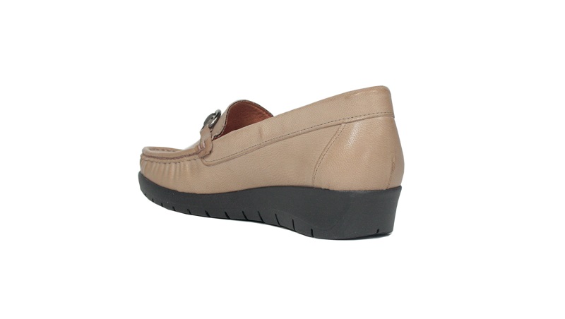 Mocasines de piel color taupe con el piso oscuro