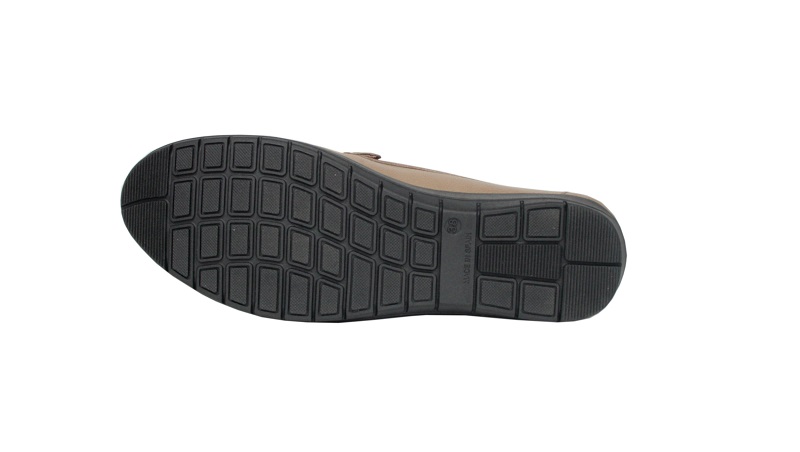Mocasines de piel color taupe con el piso oscuro