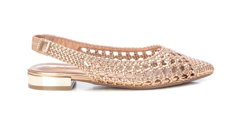 Zapatos destalonados dorados con tacón plano
