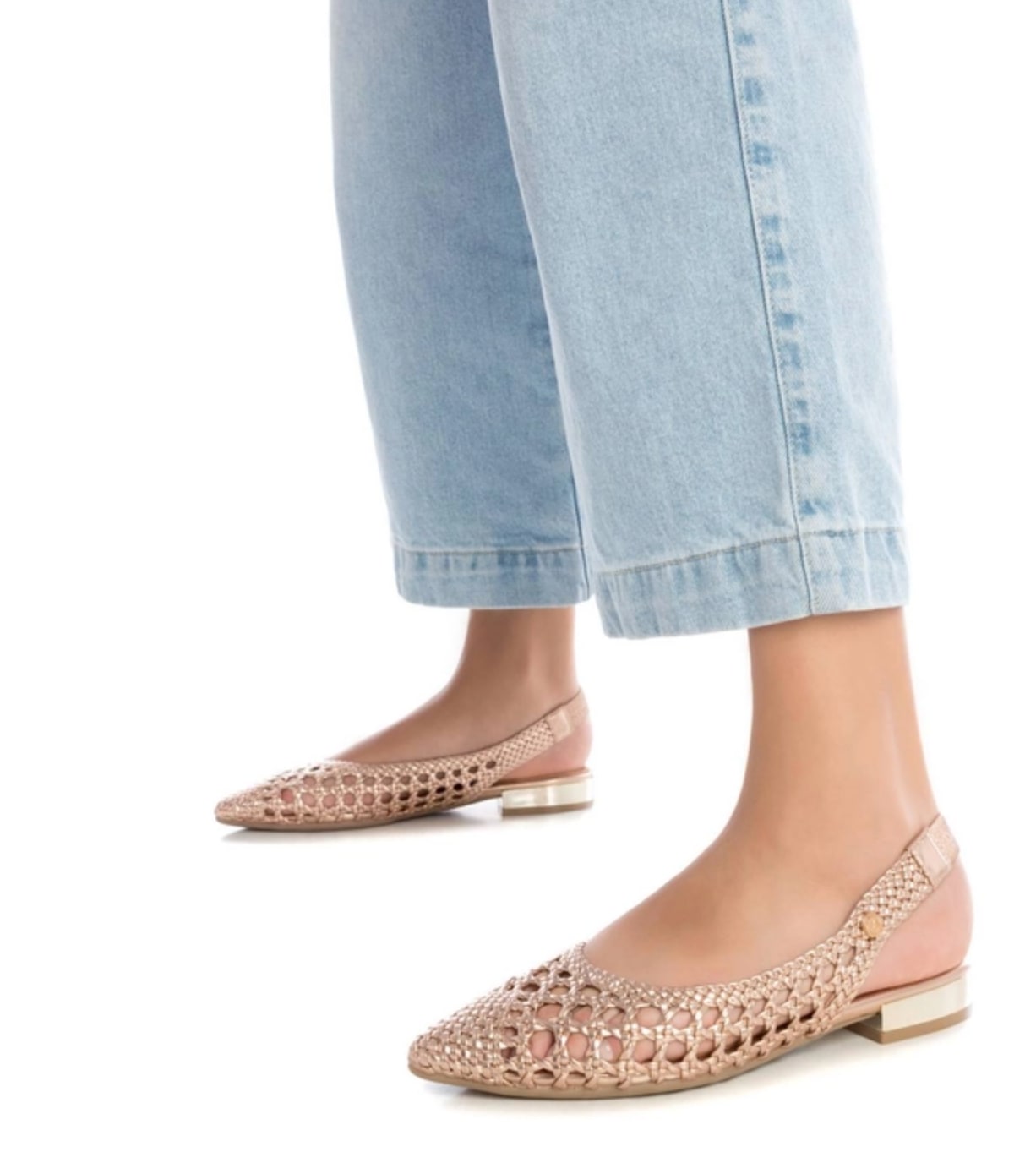 Zapatos destalonados dorados con tacón plano