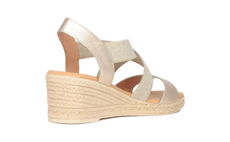 Sandalias platino de cuña con plantilla acolchada