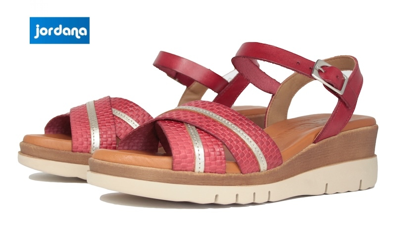 Sandalias rojas cuña media