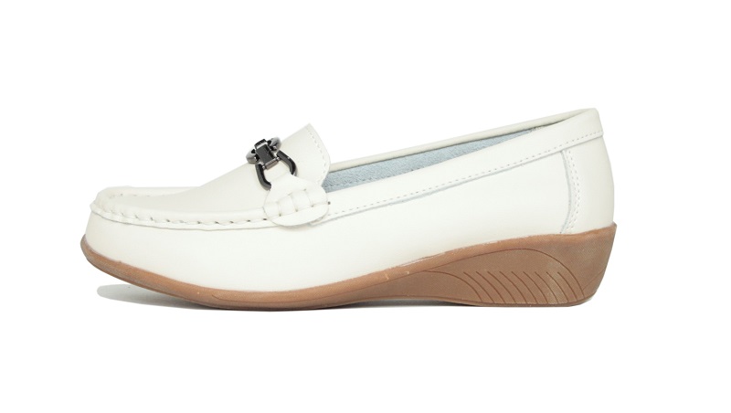 Mocasines blanco hielo con piso marrón