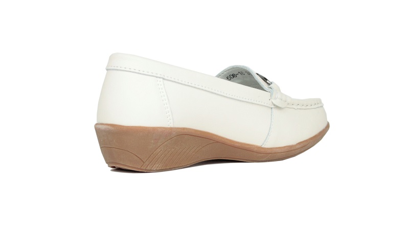 Mocasines blanco hielo con piso marrón