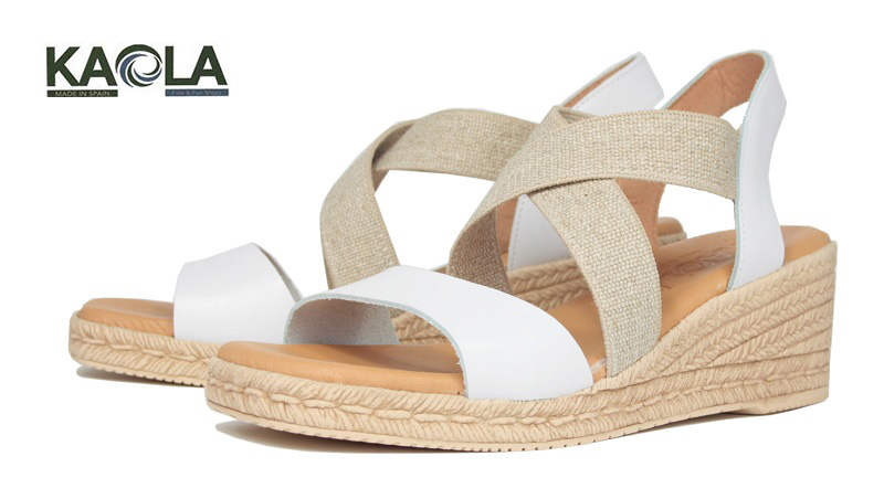 Sandalias blancas con dos elásticos cruzados en el empeine