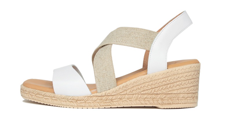 Sandalias blancas con dos elásticos cruzados en el empeine