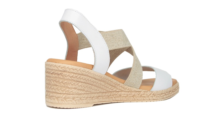Sandalias blancas con dos elásticos cruzados en el empeine