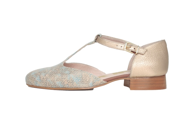 Zapato abierto con T en el empeine