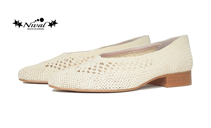 Zapato escotado y plano de piel color hielo