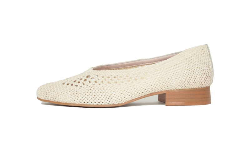 Zapato escotado y plano de piel color hielo