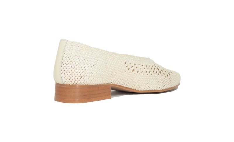 Zapato escotado y plano de piel color hielo