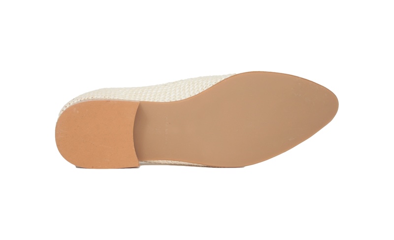 Zapato escotado y plano de piel color hielo