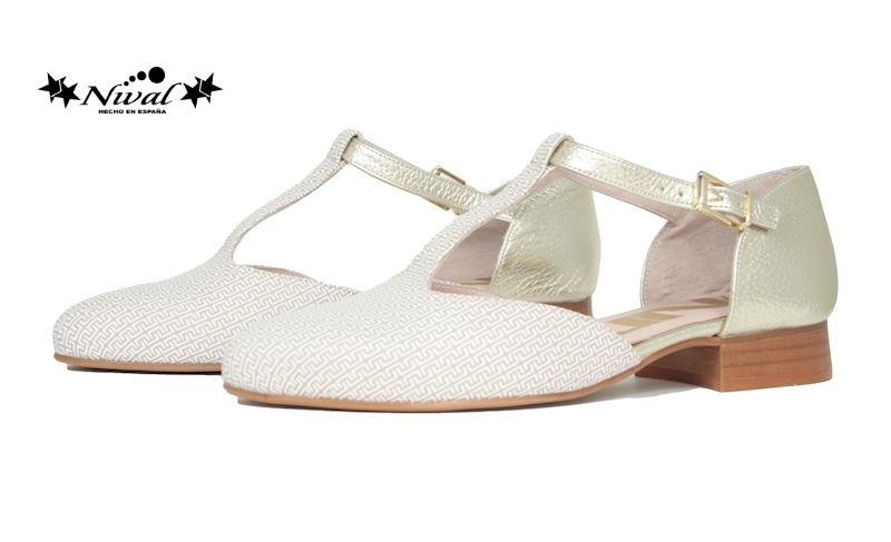 Zapato de vestir abierto con tacón bajo
