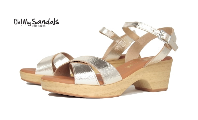 Sandalia de piso madera y con tiras en platino