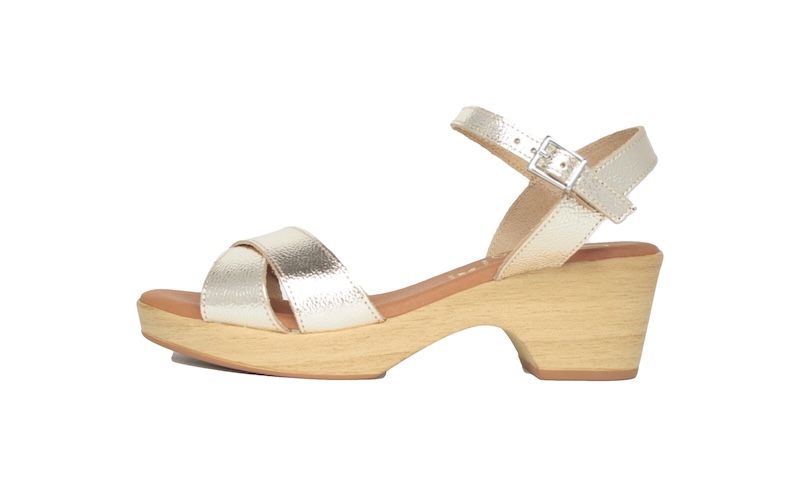 Sandalia de piso madera y con tiras en platino