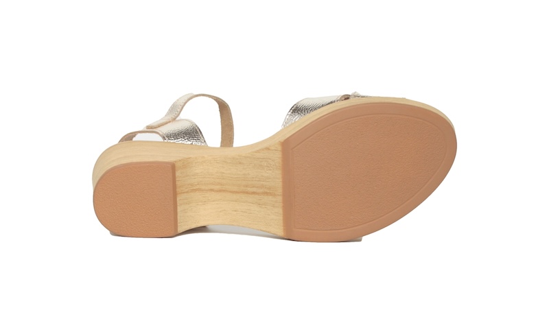 Sandalia de piso madera y con tiras en platino