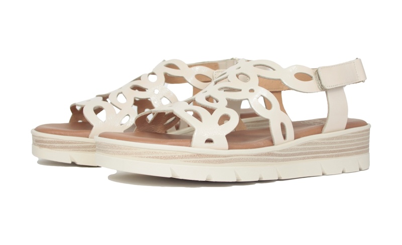 Sandalias Studio Scarpe en charol beis