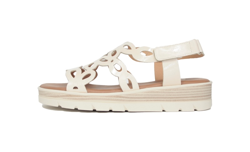 Sandalias Studio Scarpe en charol beis