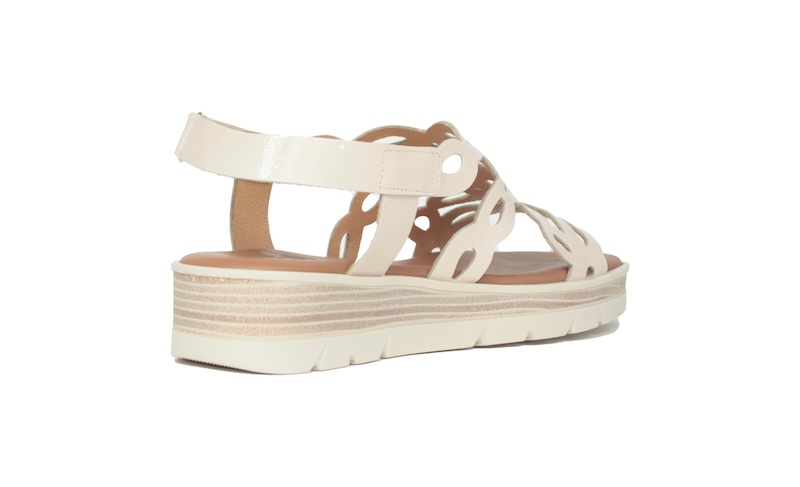 Sandalias Studio Scarpe en charol beis