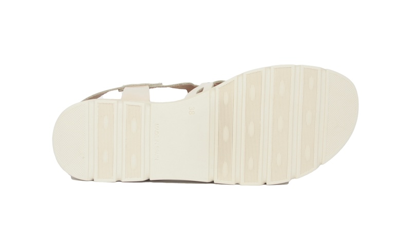 Sandalias Studio Scarpe en charol beis