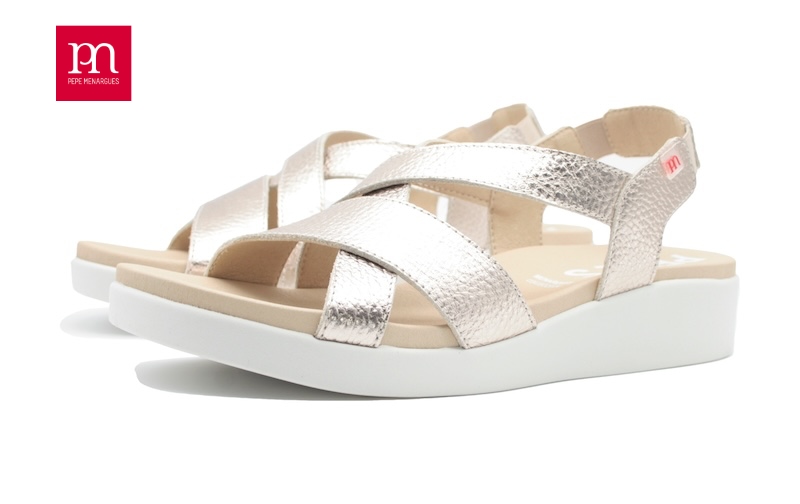 Sandalias Pepe Menargués de piel platino
