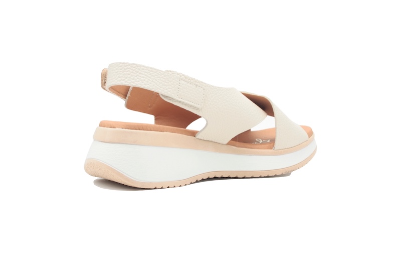 Sandalias de piel de tiras cruzadas color crema