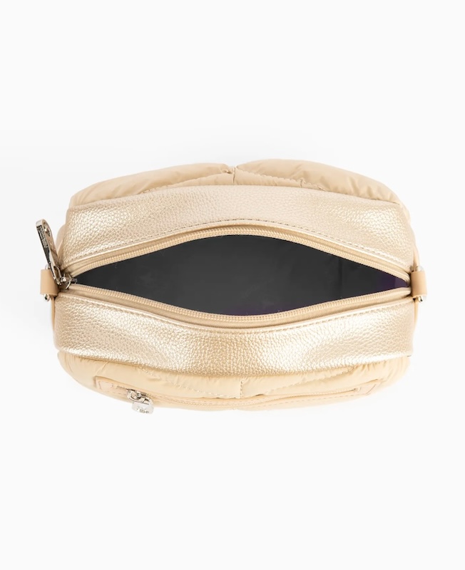 Bolso bandolero con diseño acolchado y detalles metalizados