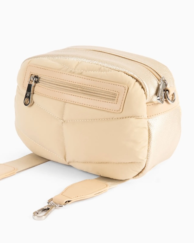Bolso bandolero con diseño acolchado y detalles metalizados
