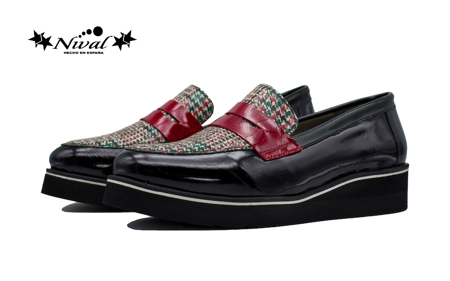 Mocasines de charol negro con el antifaz rojo