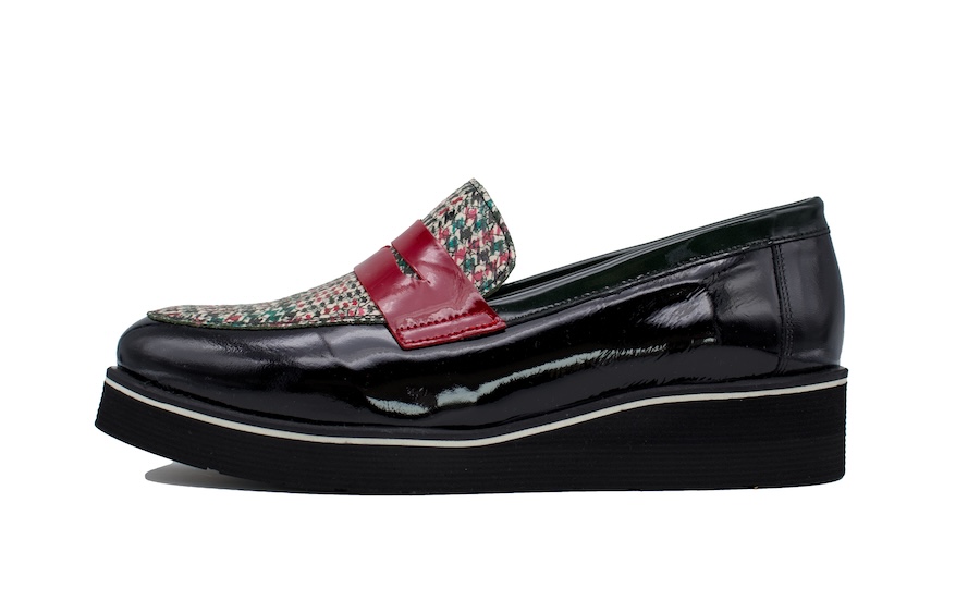 Mocasines de charol negro con el antifaz rojo