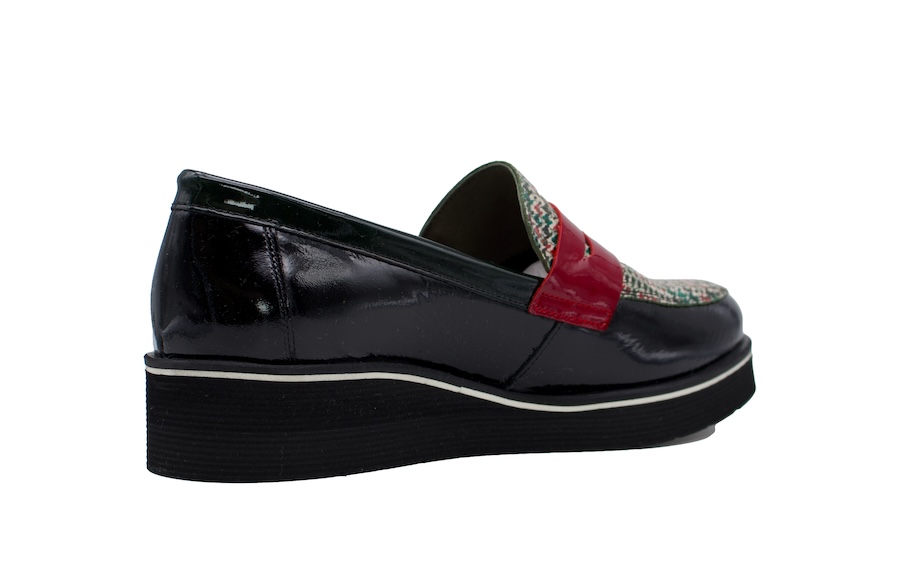Mocasines de charol negro con el antifaz rojo