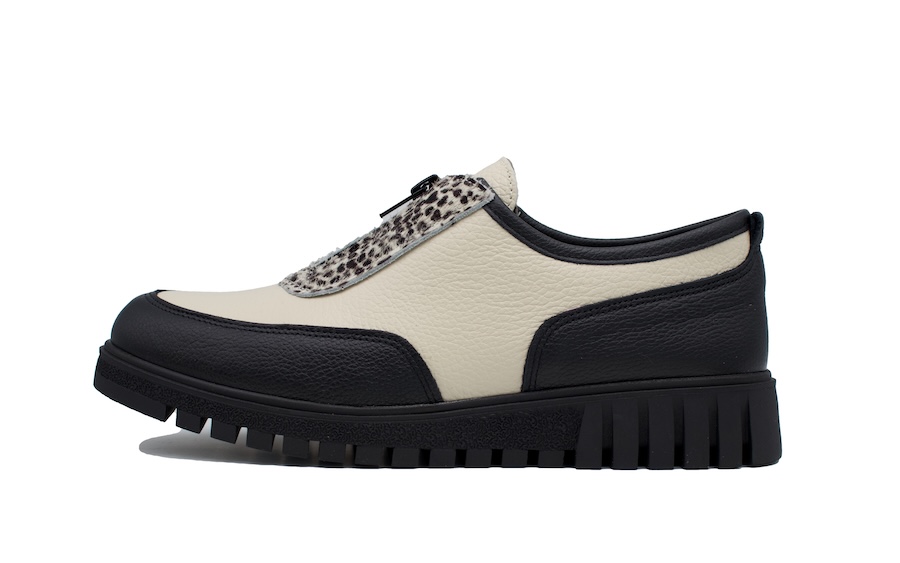 Zapatos modernos blancos y modernos