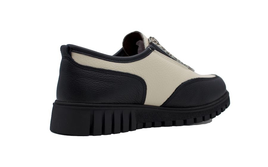 Zapatos modernos blancos y modernos