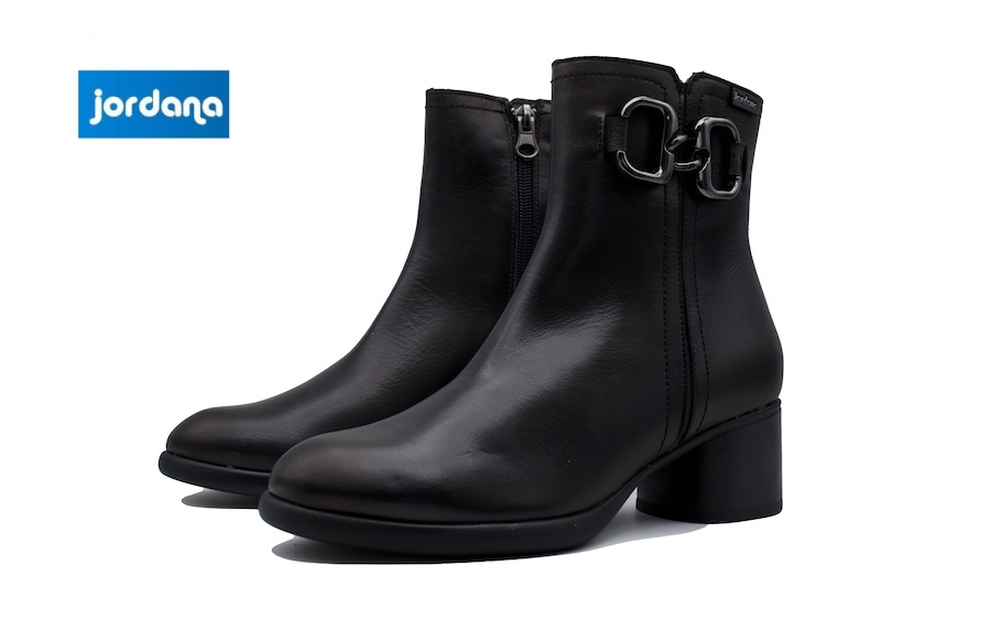 Botines negros tacón medio, con cadena lateral