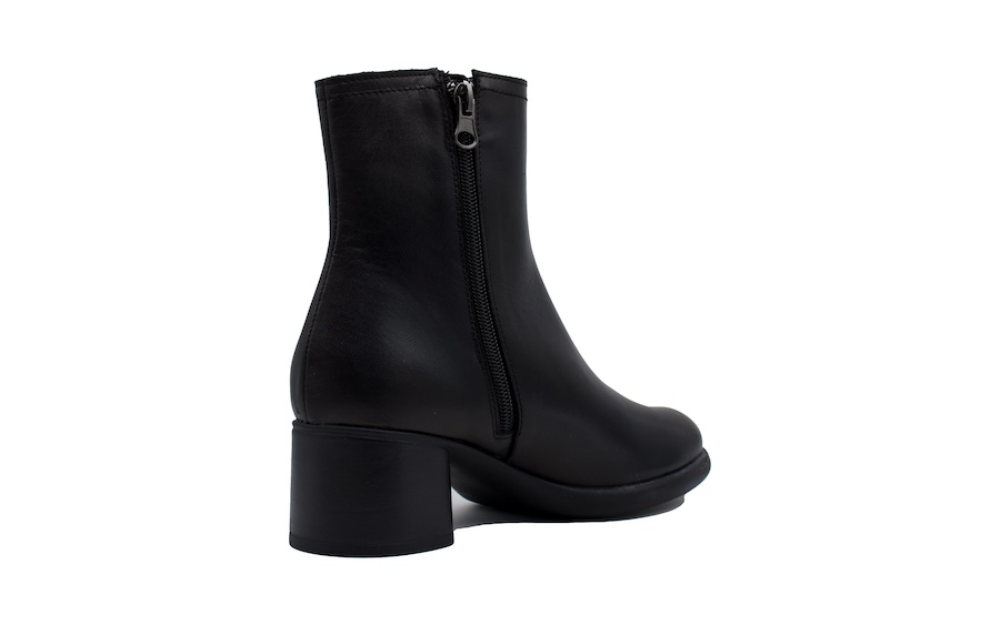 Botines negros tacón medio, con cadena lateral