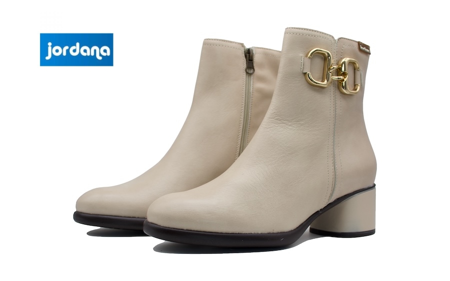 Botines de vestir blancos con cadena dorada