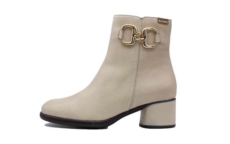 Botines de vestir blancos con cadena dorada