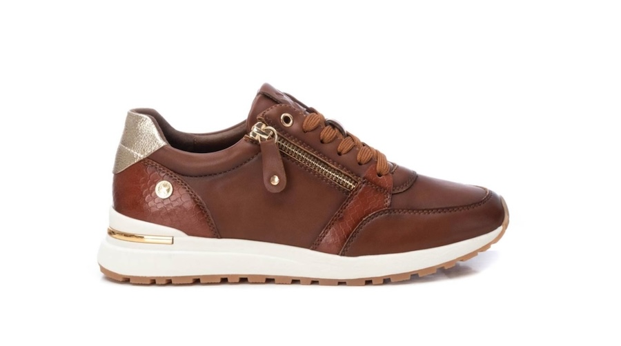 Sneakers color camel de Xti con cremallera y cordones 