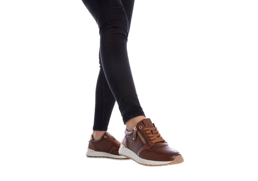 Sneakers color camel de Xti con cremallera y cordones 