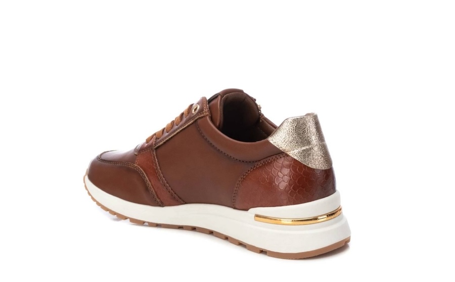 Sneakers color camel de Xti con cremallera y cordones 