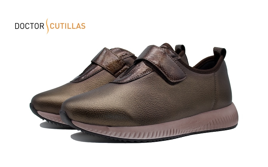 Zapatillas color cobrizo con cierre de velcro