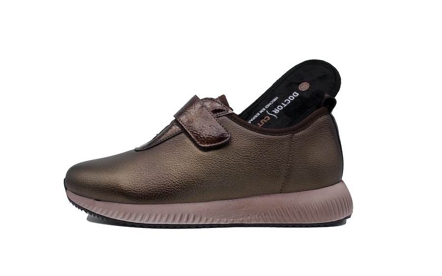 Zapatillas color cobrizo con cierre de velcro