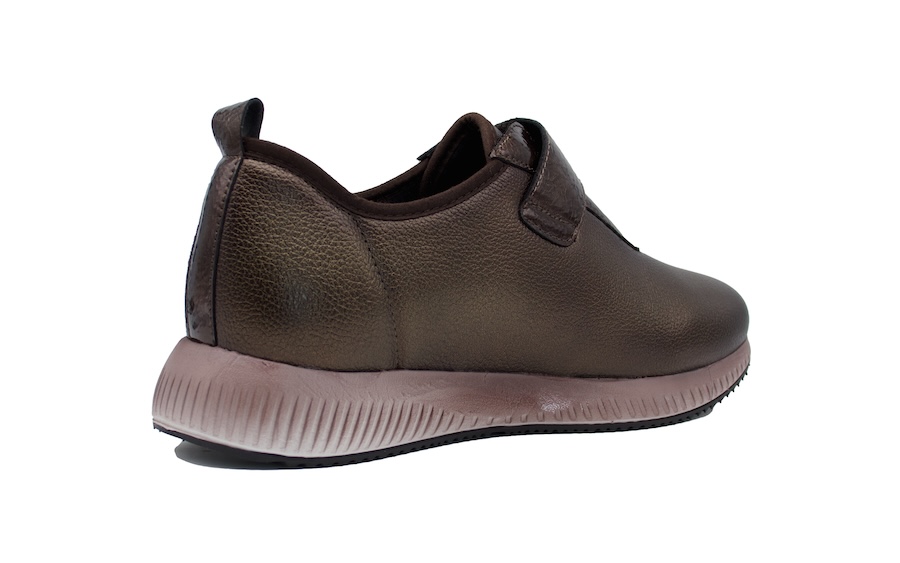 Zapatillas color cobrizo con cierre de velcro