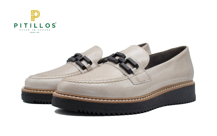Mocasines planos Pitillos de charol color piedra