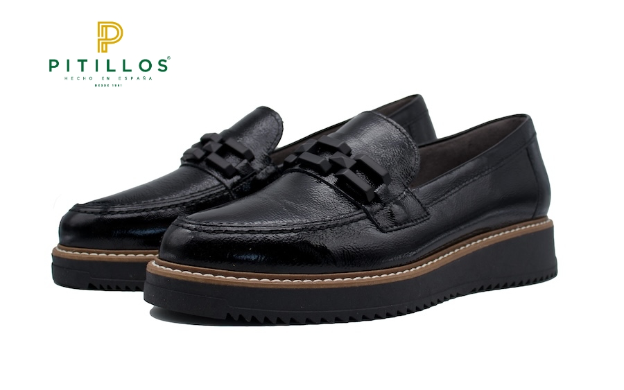 Mocasines de charol negro con cadena en el empeine