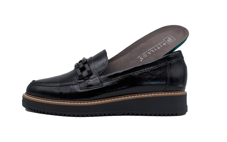 Mocasines de charol negro con cadena en el empeine