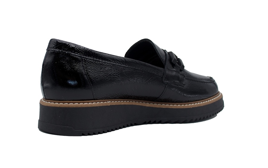 Mocasines de charol negro con cadena en el empeine